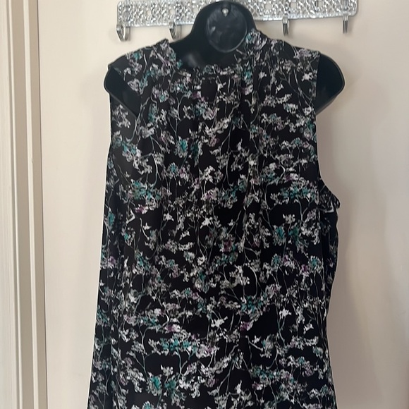 Sleeveless Blouse - Picture 3 of 6